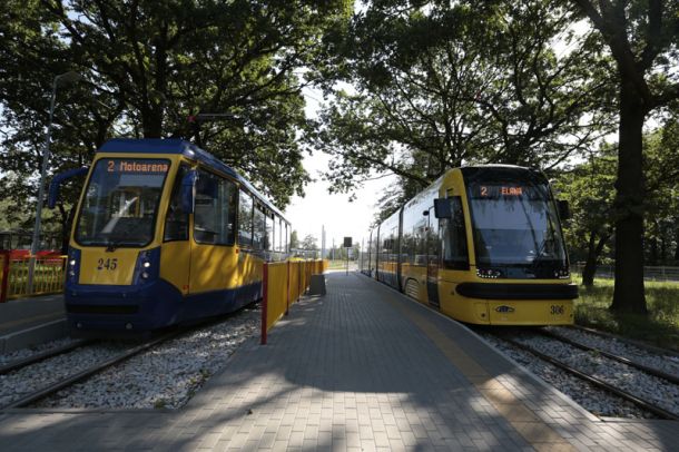 Tramwaje na torowisku pod drzewami