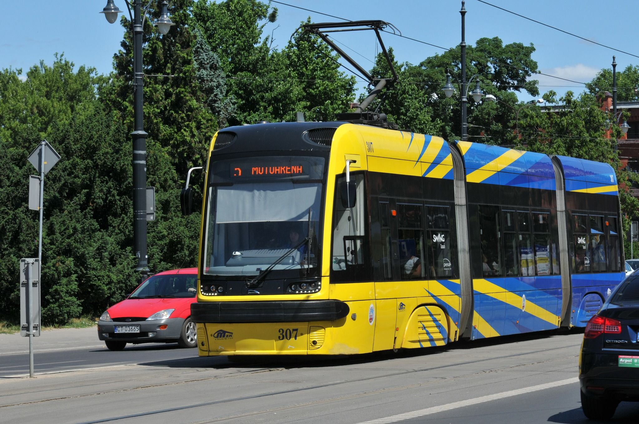 żółto-niebieski tramwaj na torowisku