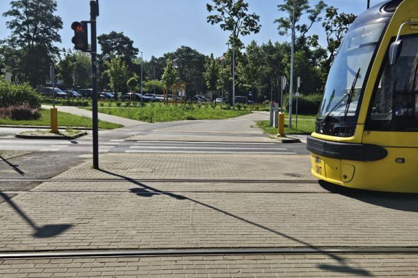 Tramwaj na wysokości przejścia przez torowisko